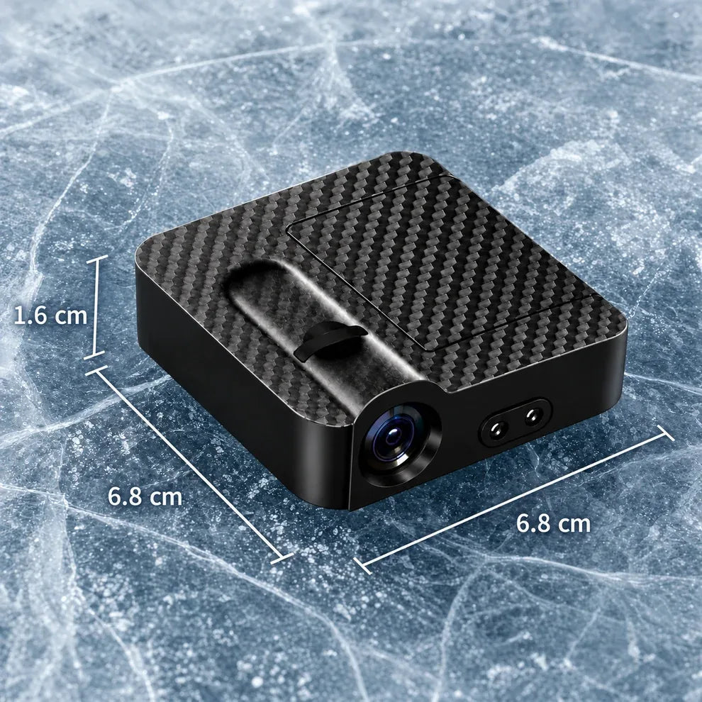 DerbyLys-projektoren i sort kulfiberlook med mål på cirka 6,8 × 6,8 × 1,6 cm